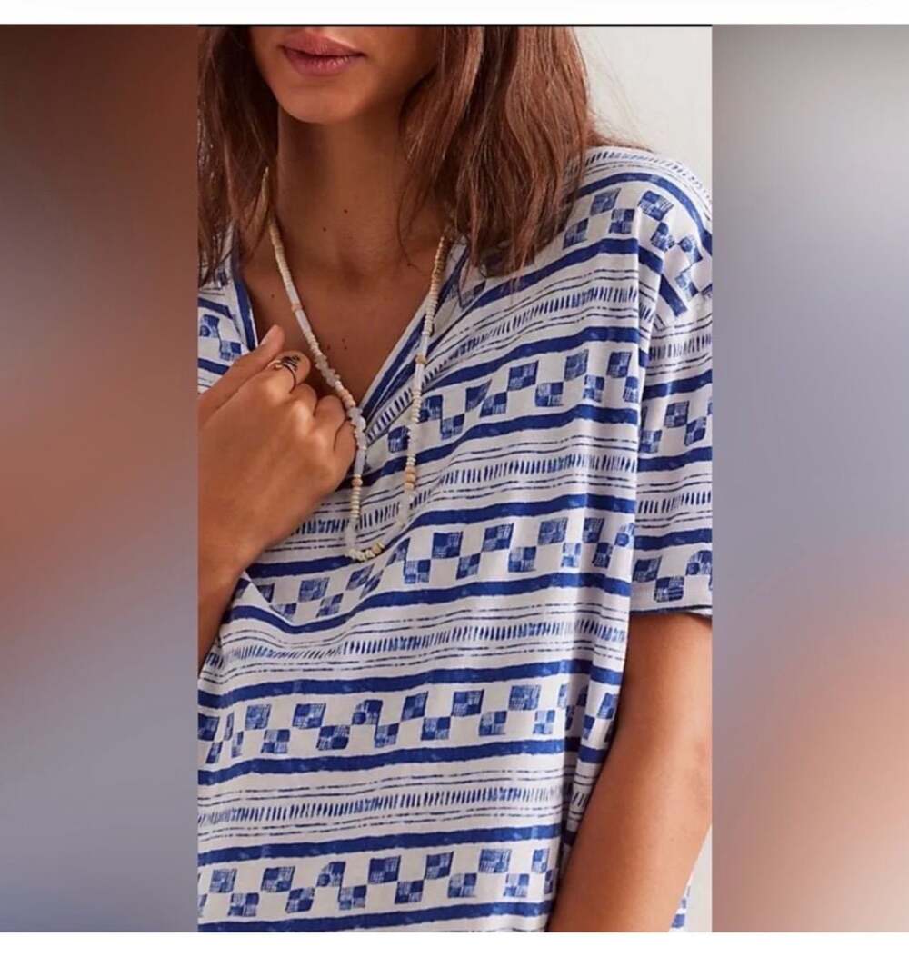 Free People Blue and White Patterned V-Neck T-Shirt